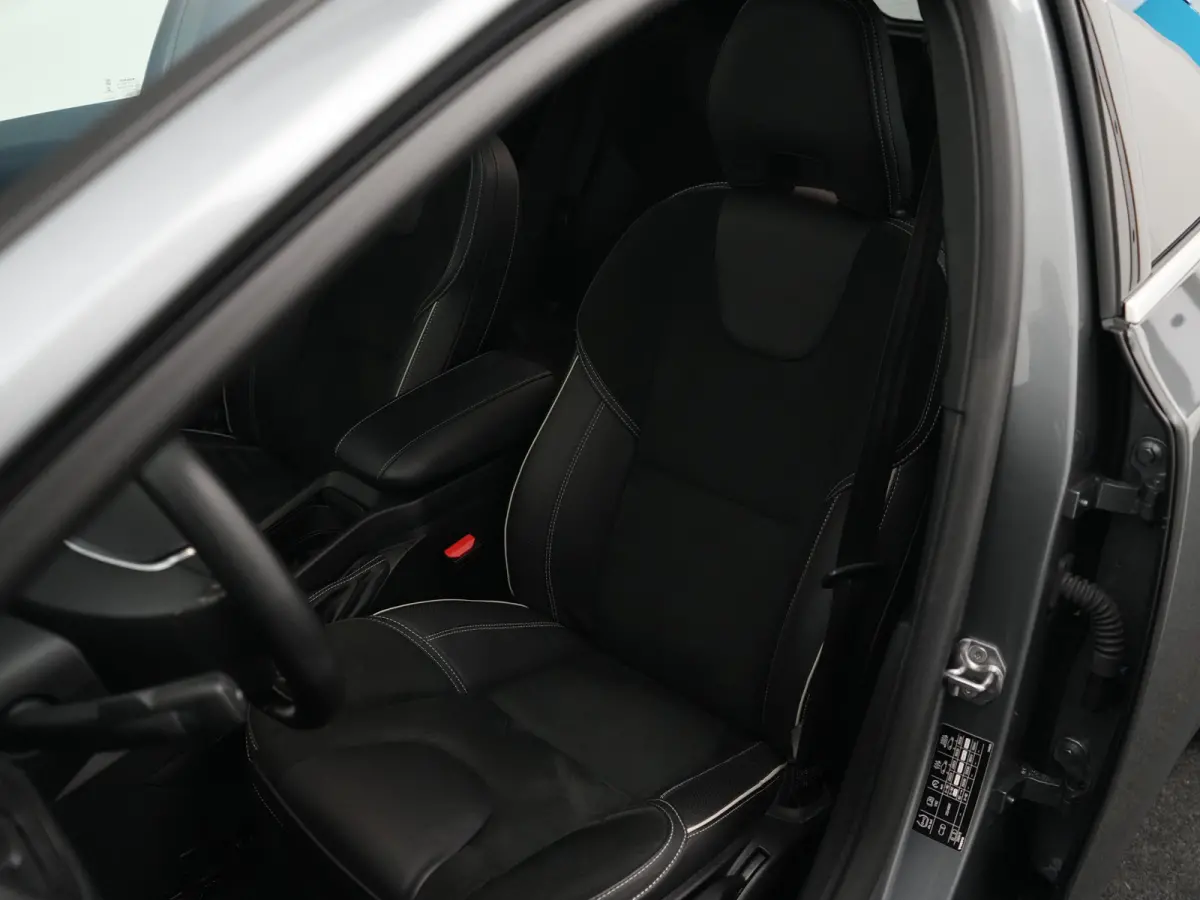 T3 Polar+ Sport | Panoramadak | Harman/Kardon | R-Design | Camera | Keyless | On Call | Stoelverwarming