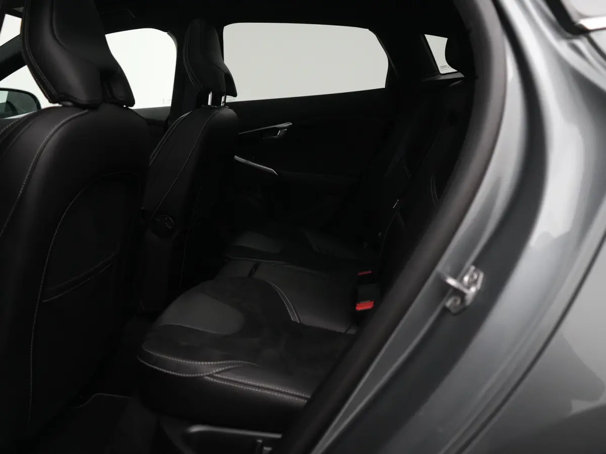 T3 Polar+ Sport | Panoramadak | Harman/Kardon | R-Design | Camera | Keyless | On Call | Stoelverwarming