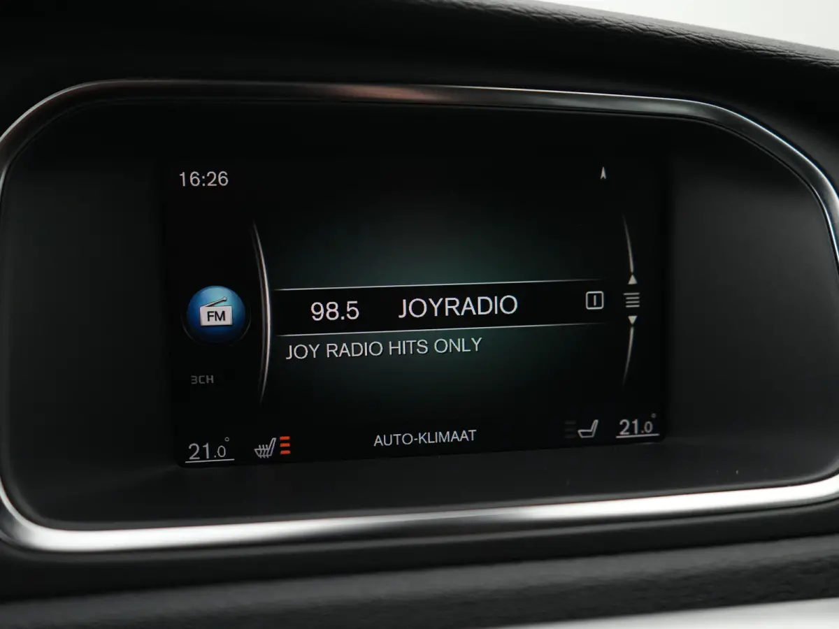 T3 Polar+ Sport | Panoramadak | Harman/Kardon | R-Design | Camera | Keyless | On Call | Stoelverwarming