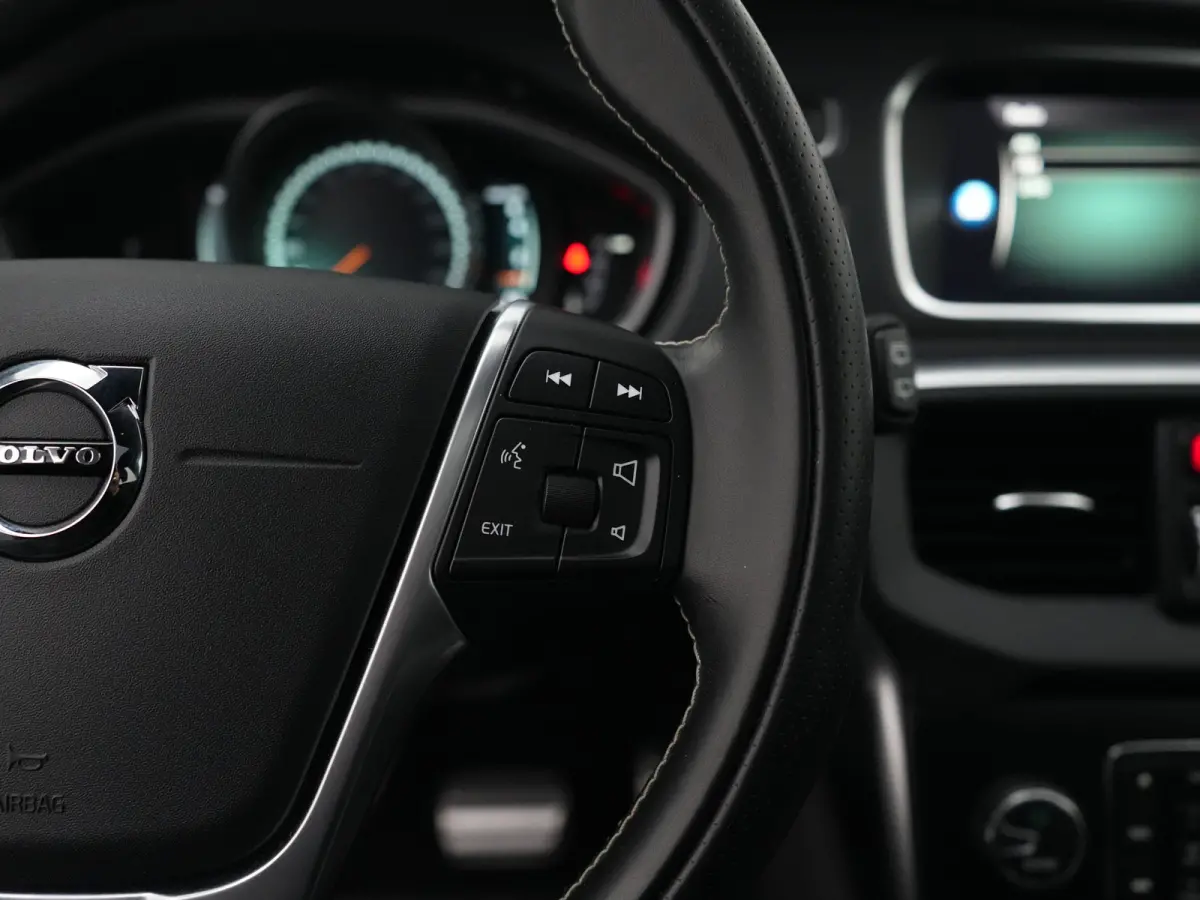 T3 Polar+ Sport | Panoramadak | Harman/Kardon | R-Design | Camera | Keyless | On Call | Stoelverwarming