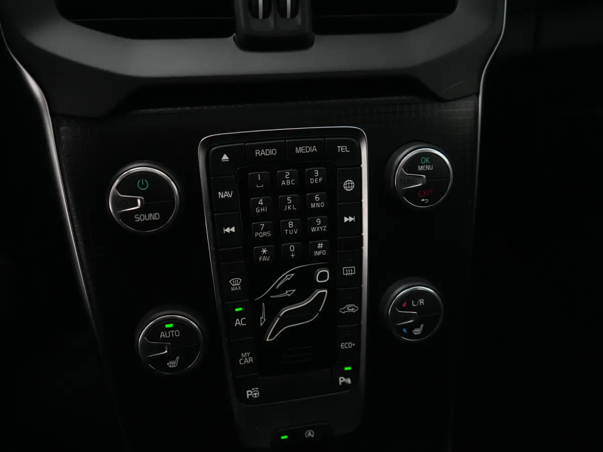 T3 Polar+ Sport | Panoramadak | Harman/Kardon | R-Design | Camera | Keyless | On Call | Stoelverwarming