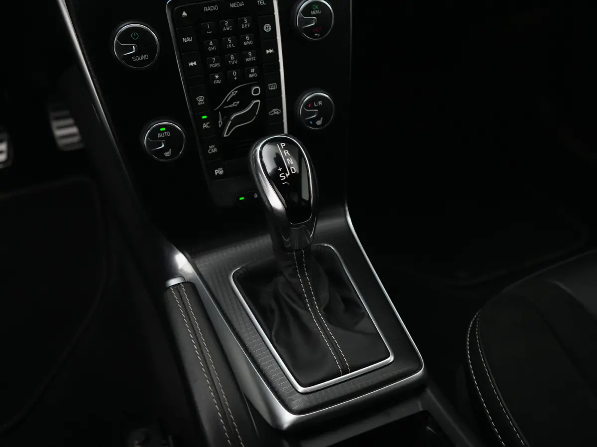 T3 Polar+ Sport | Panoramadak | Harman/Kardon | R-Design | Camera | Keyless | On Call | Stoelverwarming
