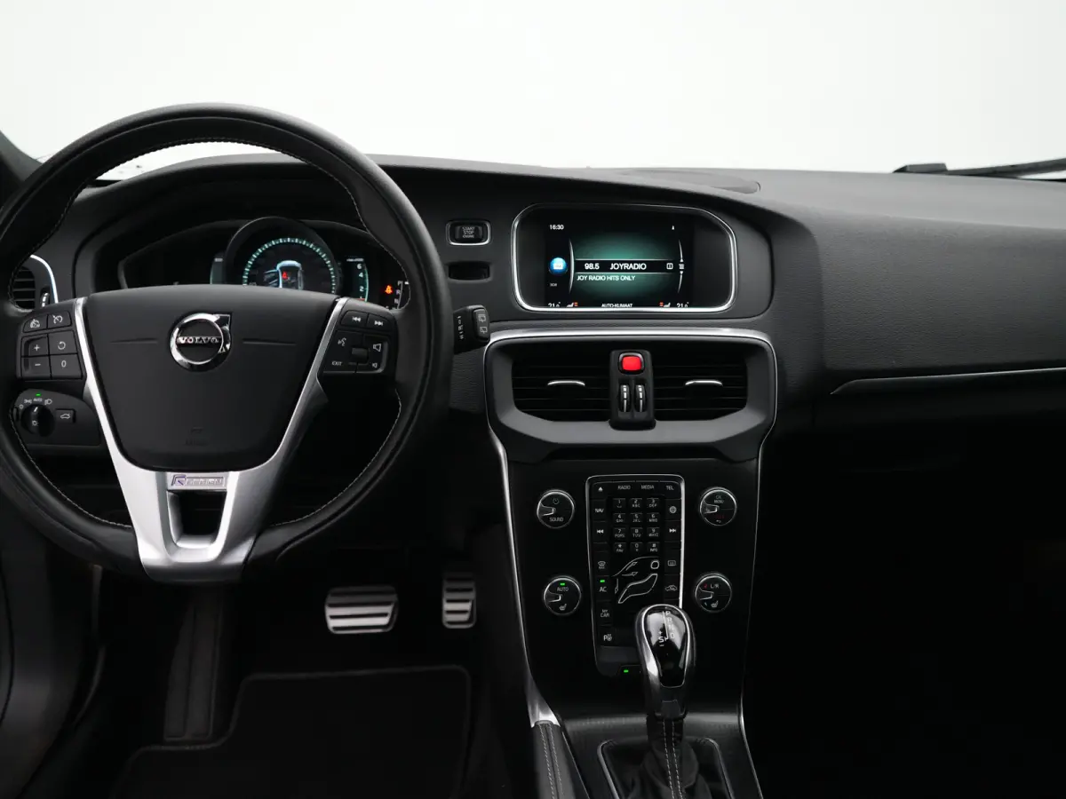 T3 Polar+ Sport | Panoramadak | Harman/Kardon | R-Design | Camera | Keyless | On Call | Stoelverwarming