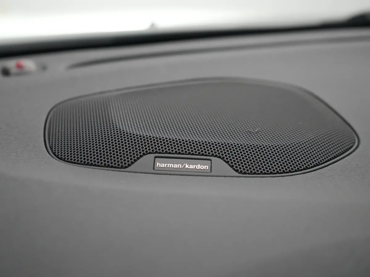 T3 Polar+ Sport | Panoramadak | Harman/Kardon | R-Design | Camera | Keyless | On Call | Stoelverwarming