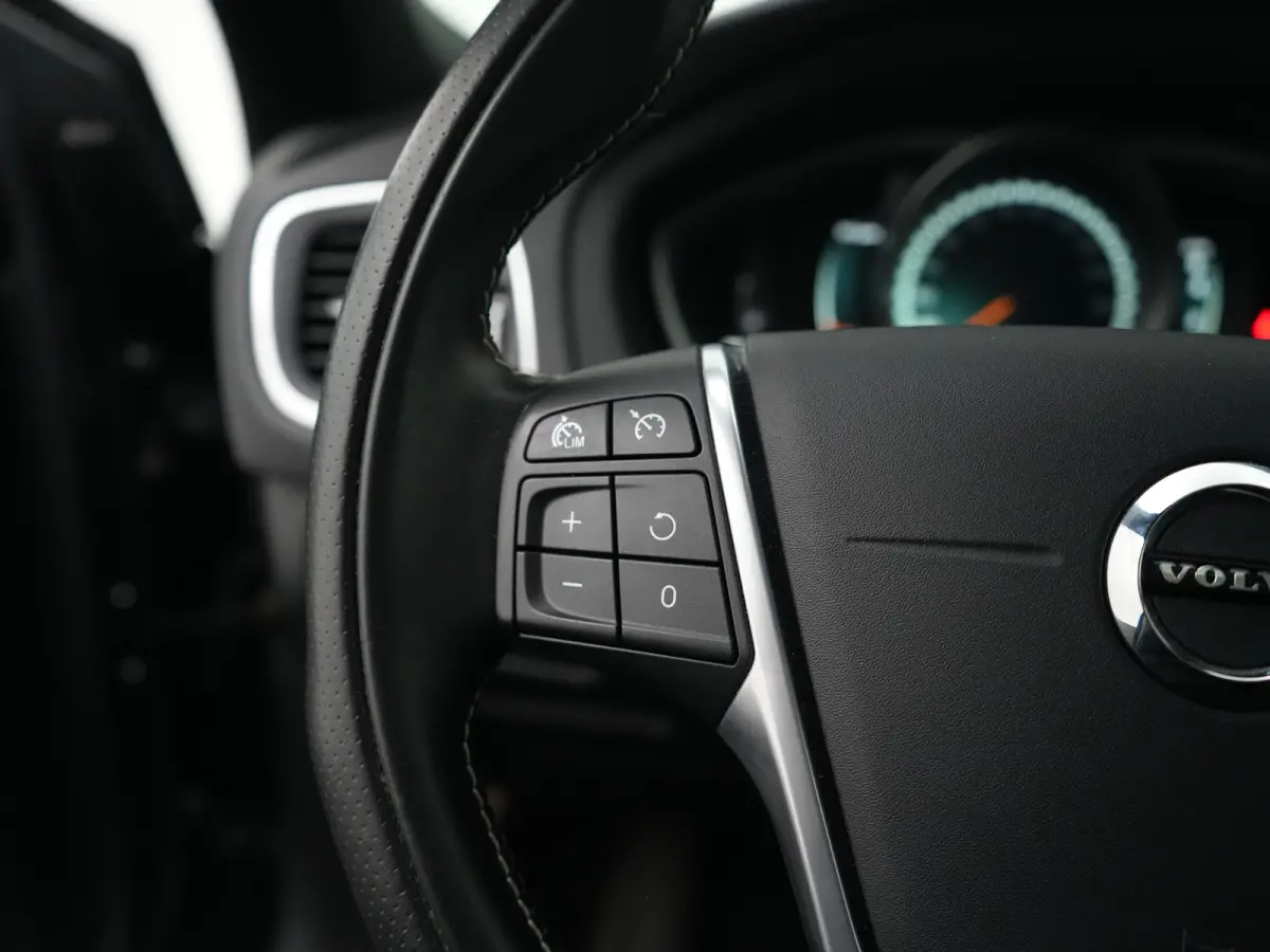 T3 Polar+ Sport | Panoramadak | Harman/Kardon | R-Design | Camera | Keyless | On Call | Stoelverwarming