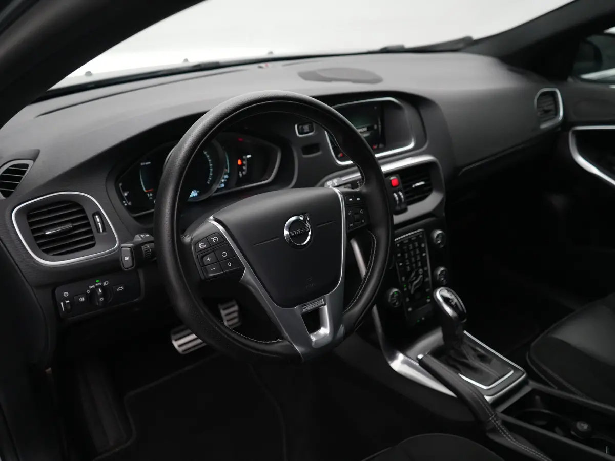 T3 Polar+ Sport | Panoramadak | Harman/Kardon | R-Design | Camera | Keyless | On Call | Stoelverwarming
