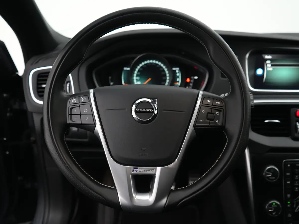 T3 Polar+ Sport | Panoramadak | Harman/Kardon | R-Design | Camera | Keyless | On Call | Stoelverwarming