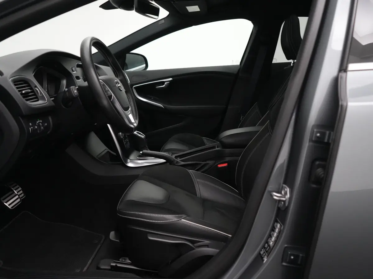 T3 Polar+ Sport | Panoramadak | Harman/Kardon | R-Design | Camera | Keyless | On Call | Stoelverwarming