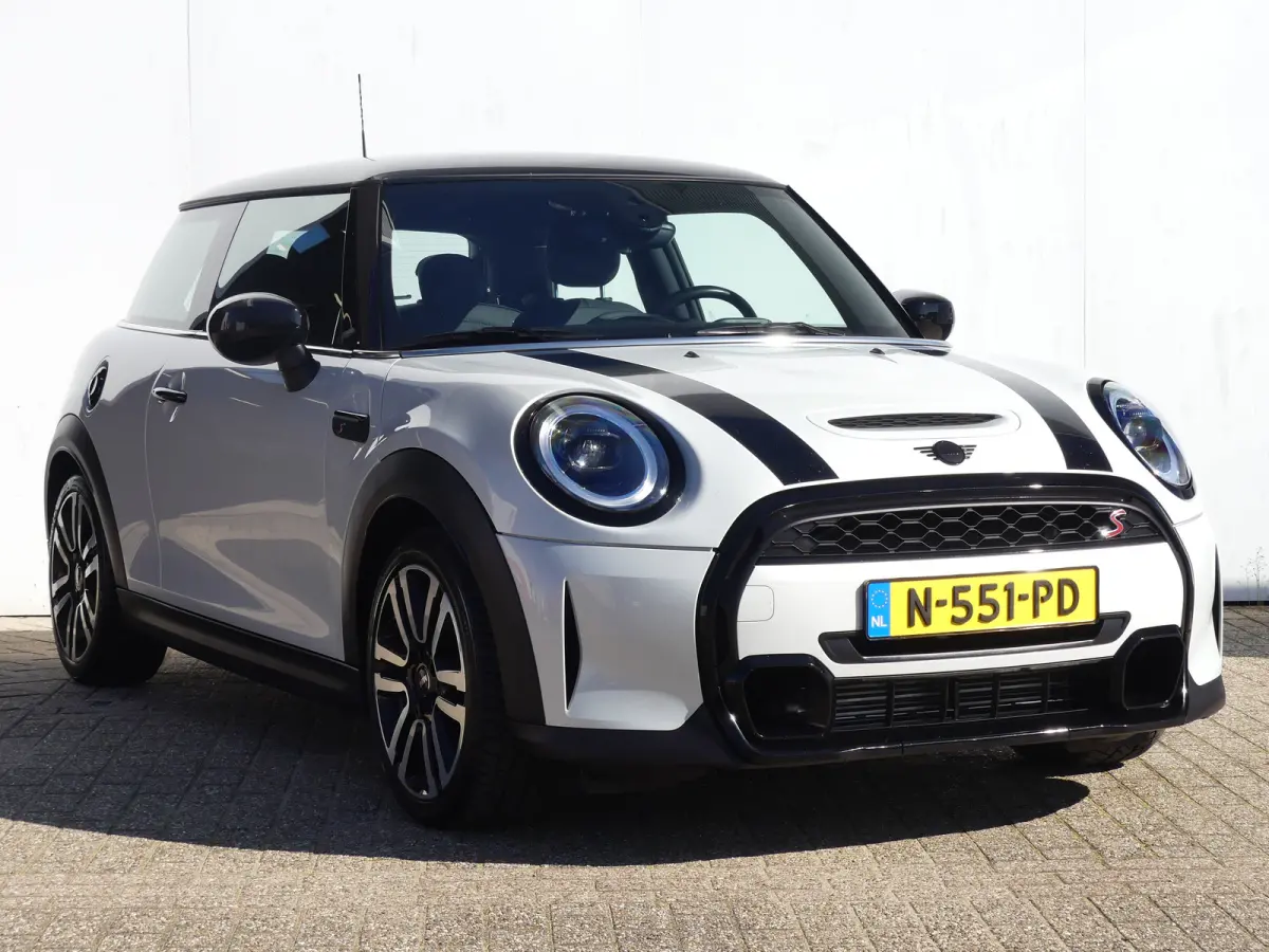 Mini 2.0 S Classic JCW | STOEL+VOORRUITVERWARMING | CAMERA | NAVI | GETINT GLAS | PARKEERSENSOREN | KEYLESS ENTRY/START |