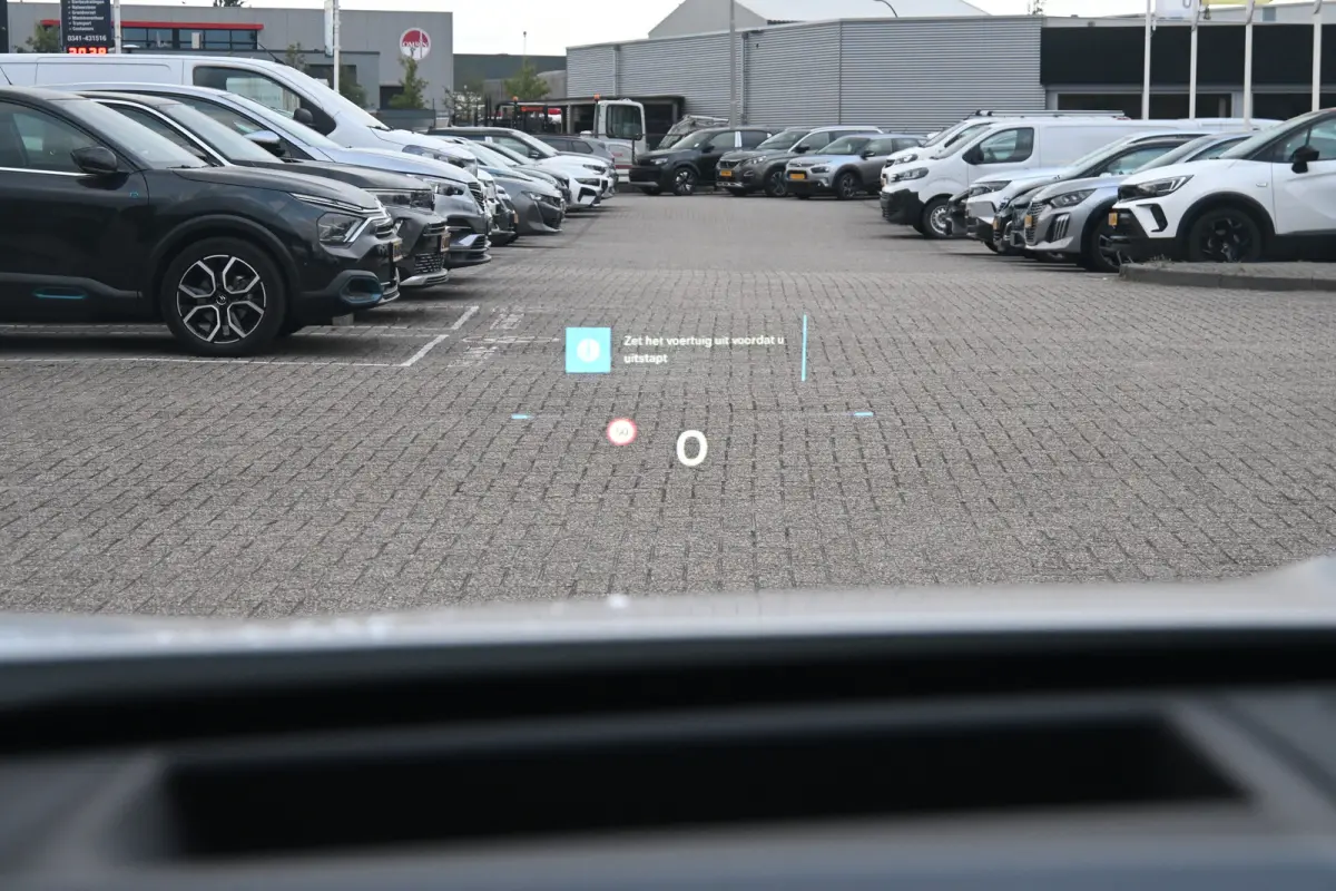 Business Edition | Achteruitrijcamera | Comfort plus pakket | Draadloze telefoonlader (Inductie)