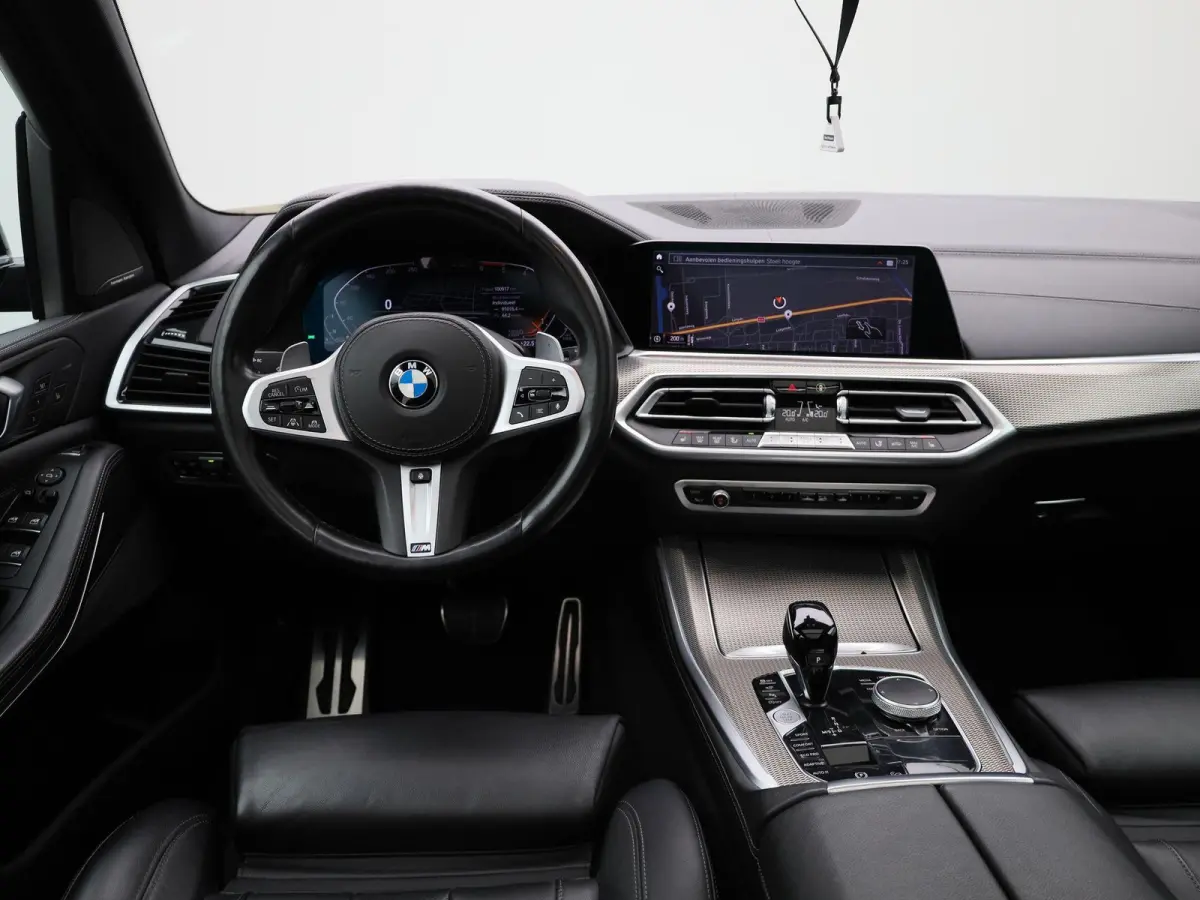 xDrive30d (195 kW) | Harman Kardon Surround Sound System | Shadow Line | Active Cruise Control met Stop&Go functie | HUD | LED Koplampen |  Panoramisch schuifdak | M Sport remmen |