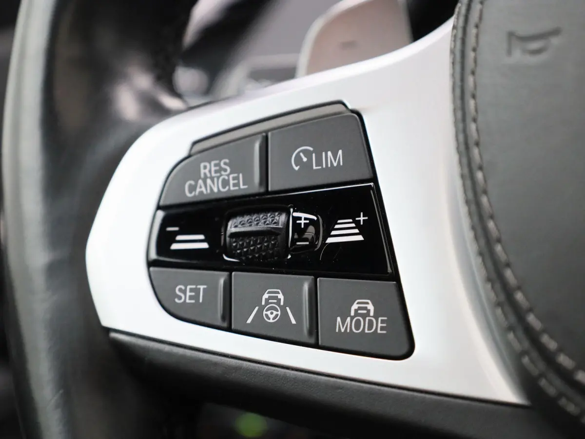 xDrive30d (195 kW) | Harman Kardon Surround Sound System | Shadow Line | Active Cruise Control met Stop&Go functie | HUD | LED Koplampen |  Panoramisch schuifdak | M Sport remmen |