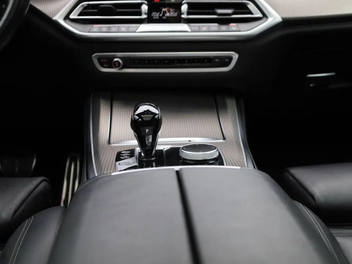 xDrive30d (195 kW) | Harman Kardon Surround Sound System | Shadow Line | Active Cruise Control met Stop&Go functie | HUD | LED Koplampen |  Panoramisch schuifdak | M Sport remmen |