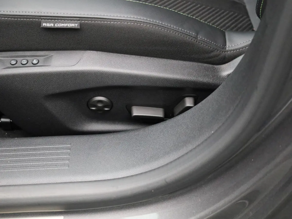 1.6 Plug-in Hybrid 180 GT | Apple Carplay / Android Auto | Panoramadak | Camera | Parkeersensoren | Stoelverwarming |