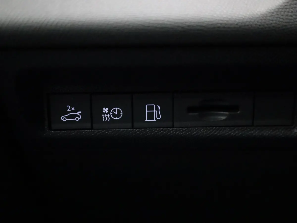 1.6 Plug-in Hybrid 180 GT | Apple Carplay / Android Auto | Panoramadak | Camera | Parkeersensoren | Stoelverwarming |