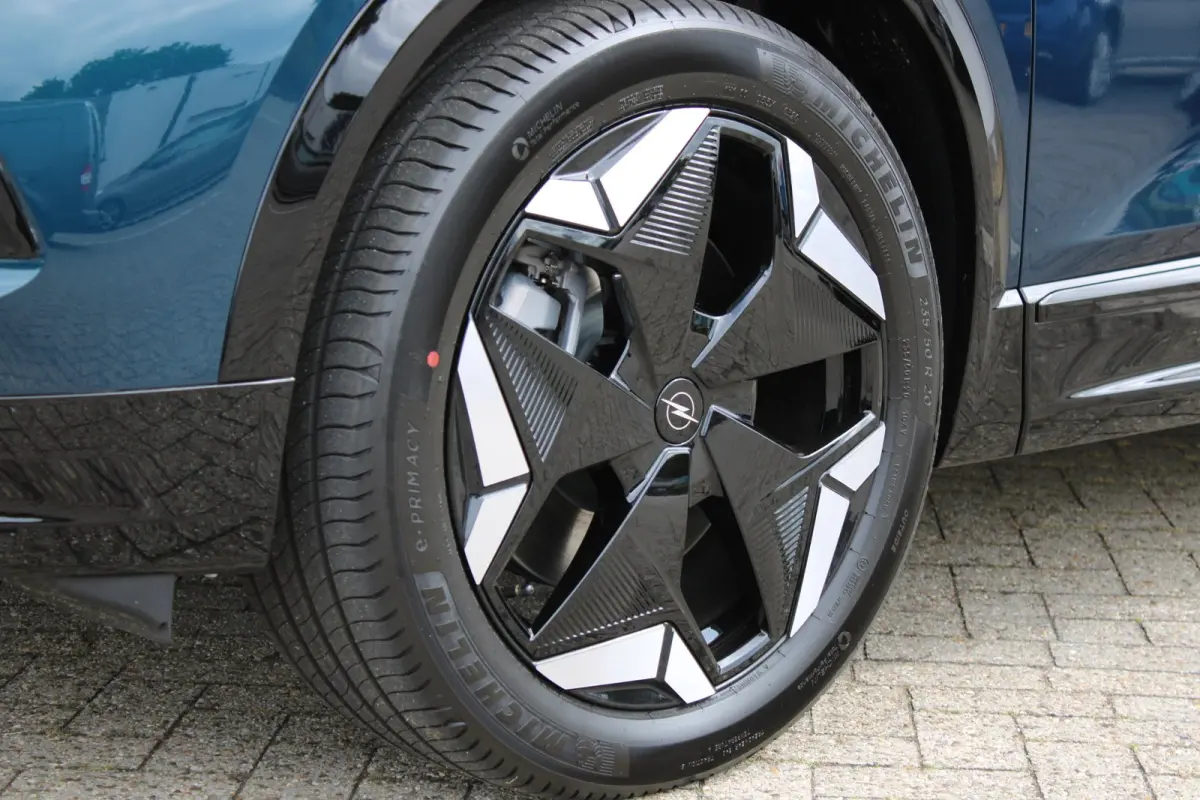 AWD 325 pk Ultimate 73 kwh / 8 jaar garantie / Leder / Panoramadak / 20"inch / 360 camera | 20'' Lichtmetalen wielen ''Diamond Cut Aero'' | 360 graden camera | Draadloze telefoonlader (Induc