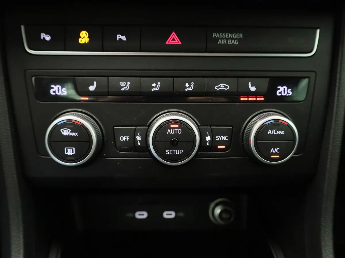 1.0 TSI Style Business Intense | Apple Carplay / Android Auto | Camera | Parkeersensoren | Stoelverwarming | Stuurverwarming |