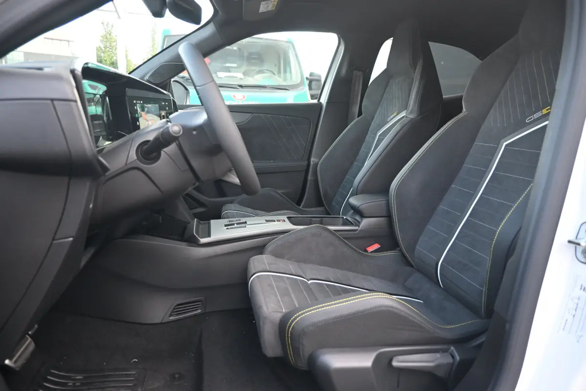Mokka-e GSE - 280pk | Torsen Sperdifferentieel | Alcantara | Stoel/Stuuverwarming | Navigatie | Achteruitrijcamera | !!
