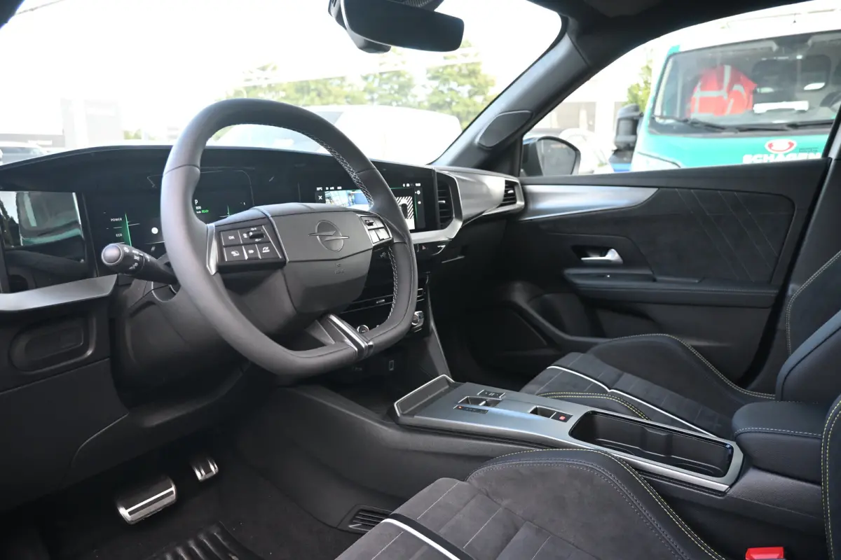 Mokka-e GSE - 280pk | Torsen Sperdifferentieel | Alcantara | Stoel/Stuuverwarming | Navigatie | Achteruitrijcamera | !!