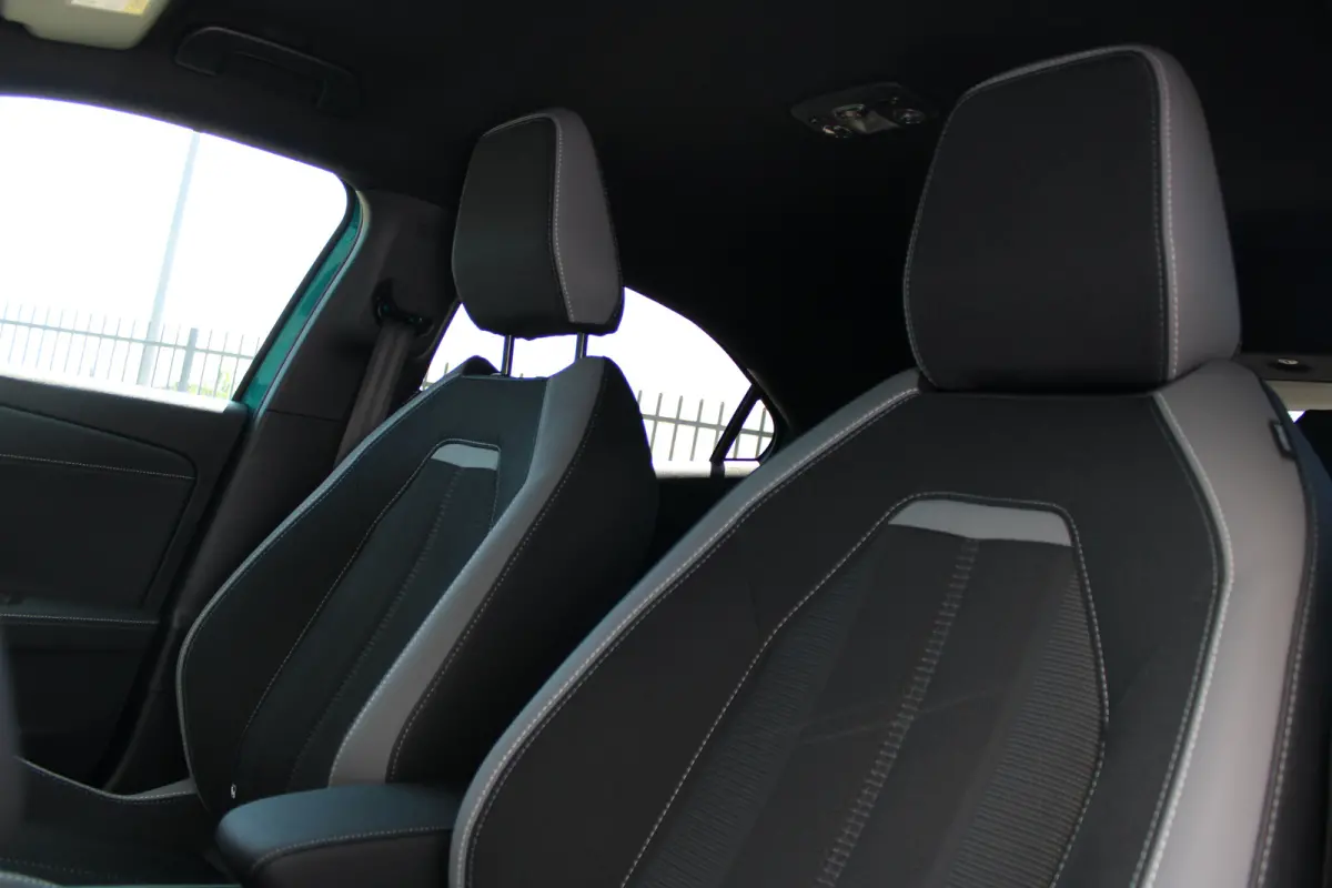 GS | Nieuw | Automaat | Navigatie | Camera | Carplay | Parkeersensoren |