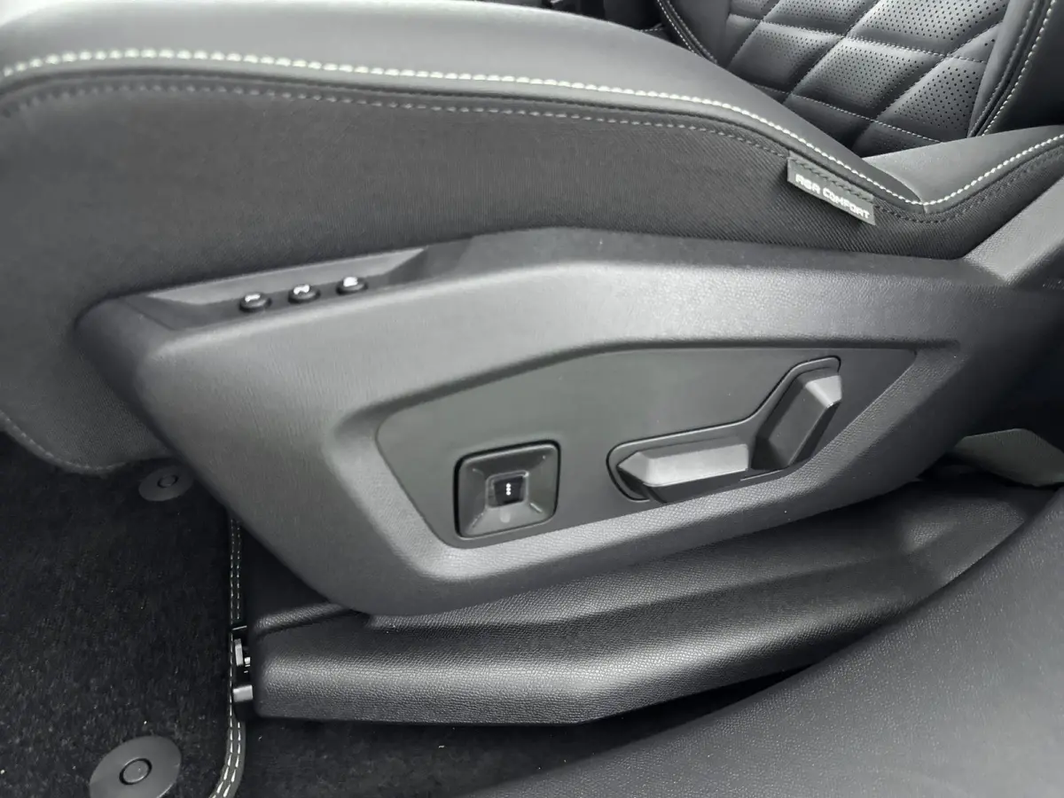 1.6 Plug-in Hybrid 195pk GT Exclusive | DEMO DEAL | Panoramisch schuifkanteldak | Lederen bekleding | Elektrische achterklep |