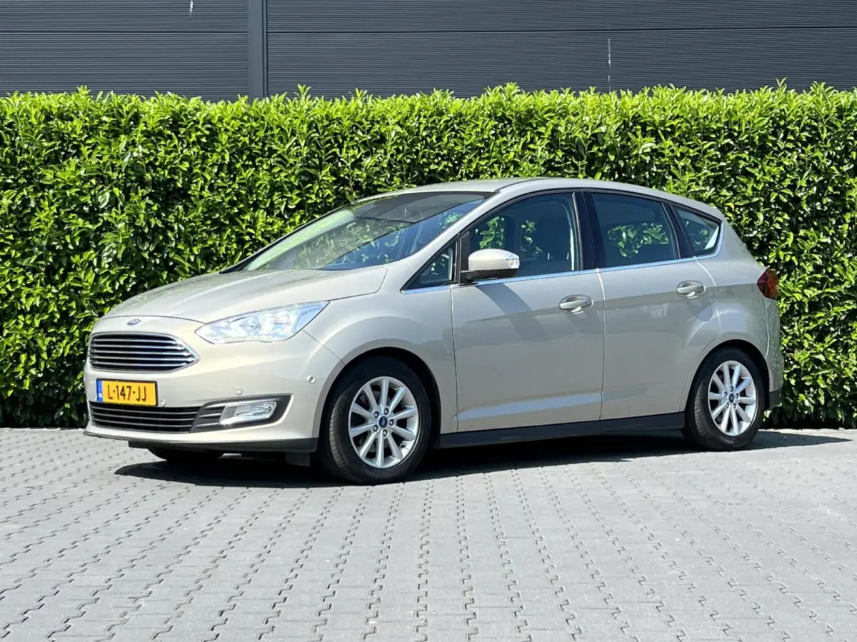1.5 Titanium, NAVIGATIE, CRUISE CONTROL, CLIMATE CONTROL, STOEL/STUURVERWARMING, PDC, TREKHAAK, LICHTMETAAL 16", EXTRA SET 16"