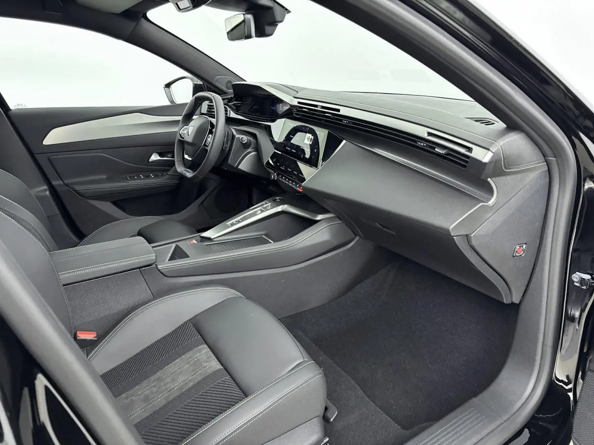 GT 54 kWh | DEMO DEAL | Alcantara sportstoelen | 360 camera | Warmtepomp | Lichtmetalen velgen | Elektrische achterklep |