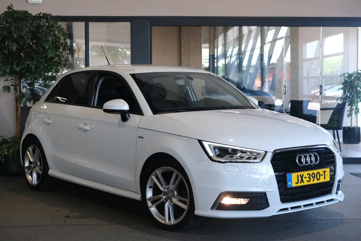 1.0 TFSI S-Line S-tronic Led Navi Airco Cruise