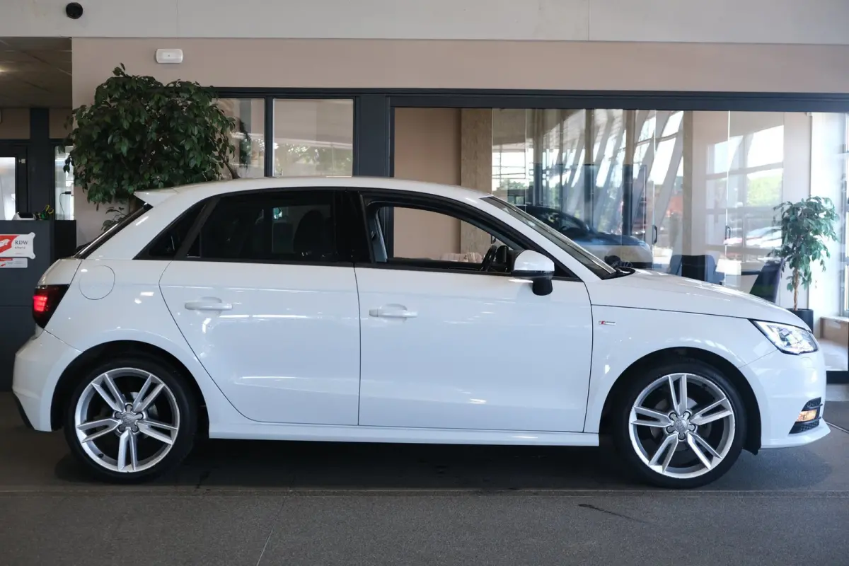 1.0 TFSI S-Line S-tronic Led Navi Airco Cruise