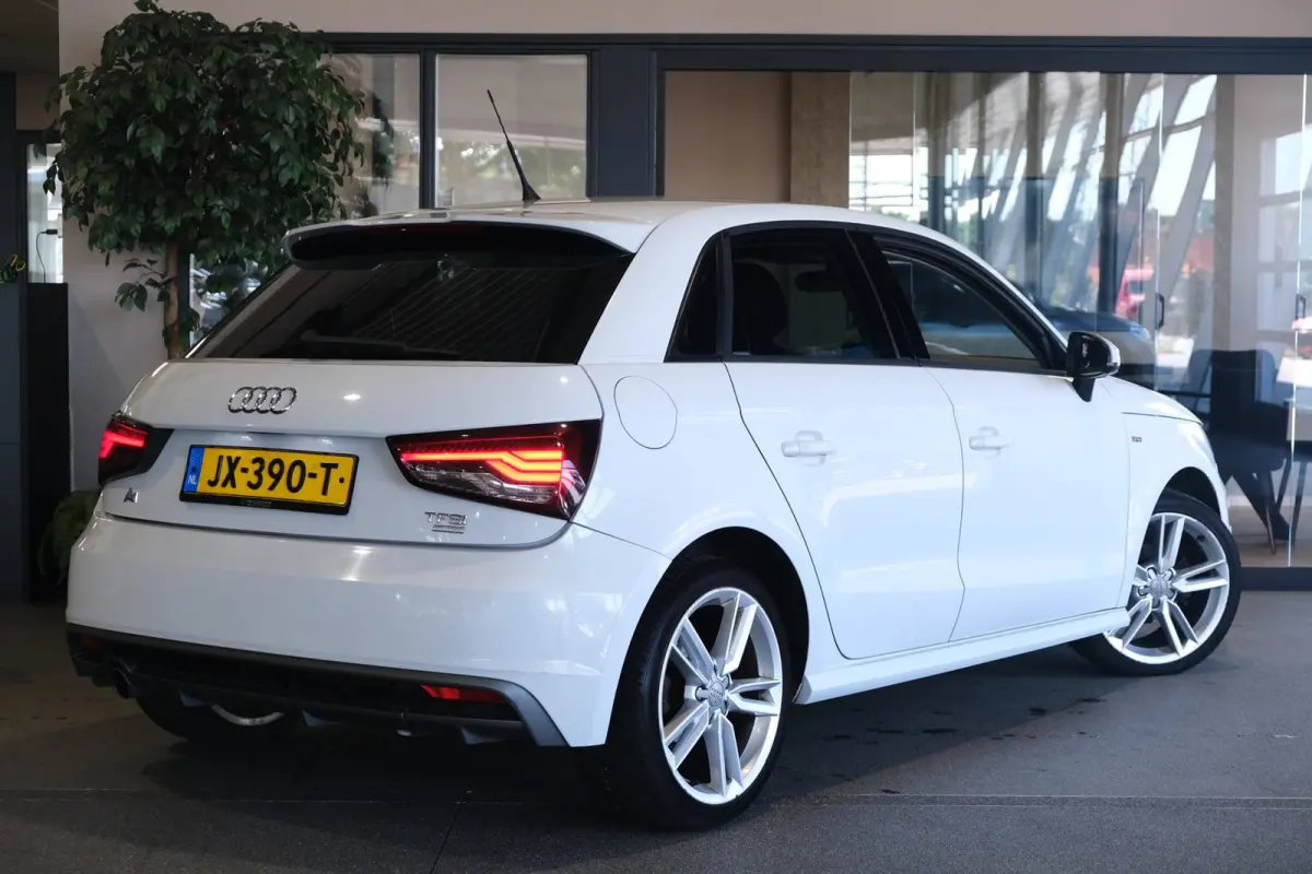 1.0 TFSI S-Line S-tronic Led Navi Airco Cruise