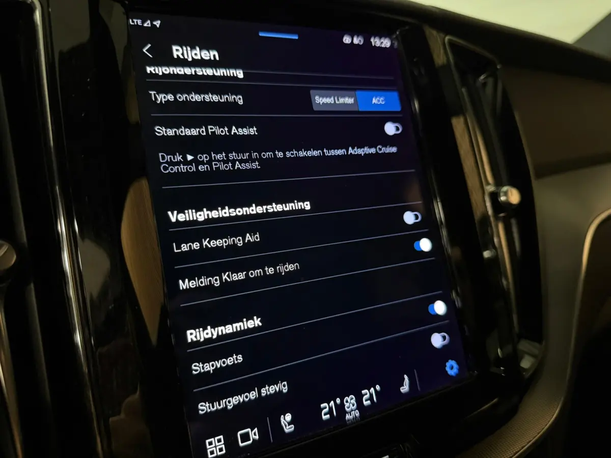 T6 AWD Recharge Plus Dark Long Range | Trekhaak | Harman Kardon | Adaptieve Cruise Control | Stoelverwarming voor+achter | Stuurwielverwarming | Parkeercamera | Full LED Meesturende koplampe