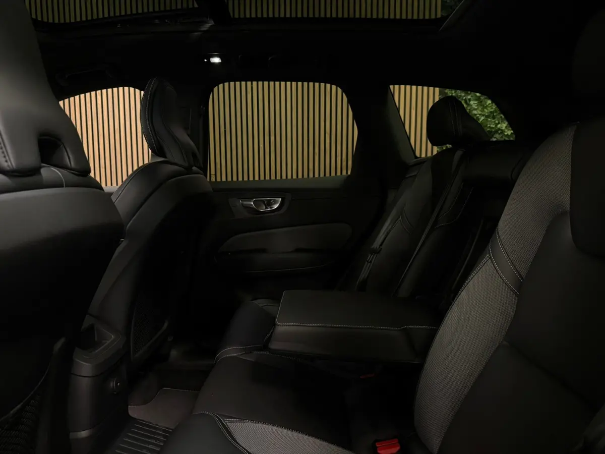 T6 AWD Recharge Plus Dark Long Range | Trekhaak | Harman Kardon | Adaptieve Cruise Control | Stoelverwarming voor+achter | Stuurwielverwarming | Parkeercamera | Full LED Meesturende koplampe