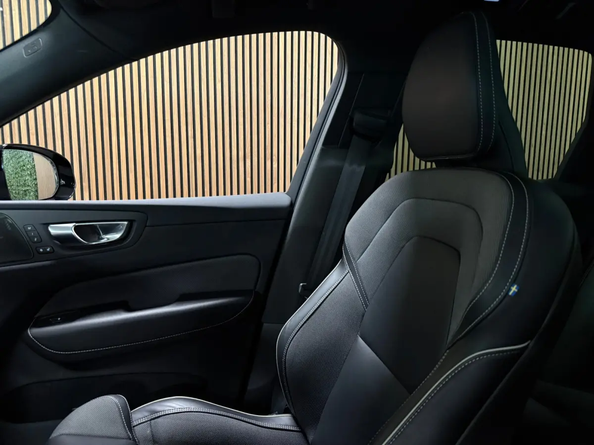 T6 AWD Recharge Plus Dark Long Range | Trekhaak | Harman Kardon | Adaptieve Cruise Control | Stoelverwarming voor+achter | Stuurwielverwarming | Parkeercamera | Full LED Meesturende koplampe