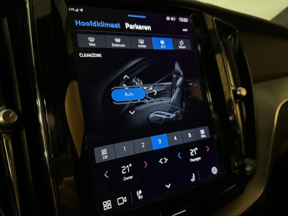 T6 AWD Recharge Plus Dark Long Range | Trekhaak | Harman Kardon | Adaptieve Cruise Control | Stoelverwarming voor+achter | Stuurwielverwarming | Parkeercamera | Full LED Meesturende koplampe