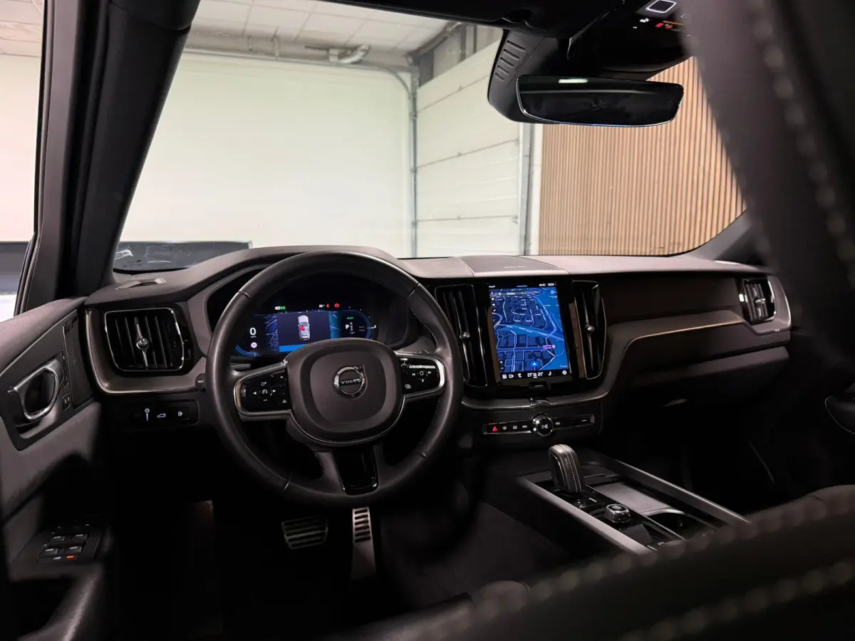 T6 AWD Recharge Plus Dark Long Range | Trekhaak | Harman Kardon | Adaptieve Cruise Control | Stoelverwarming voor+achter | Stuurwielverwarming | Parkeercamera | Full LED Meesturende koplampe