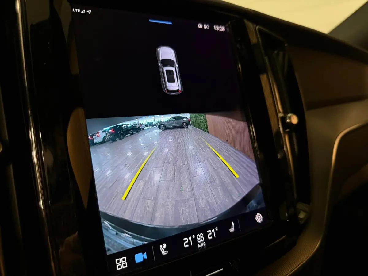 T6 AWD Recharge Plus Dark Long Range | Trekhaak | Harman Kardon | Adaptieve Cruise Control | Stoelverwarming voor+achter | Stuurwielverwarming | Parkeercamera | Full LED Meesturende koplampe