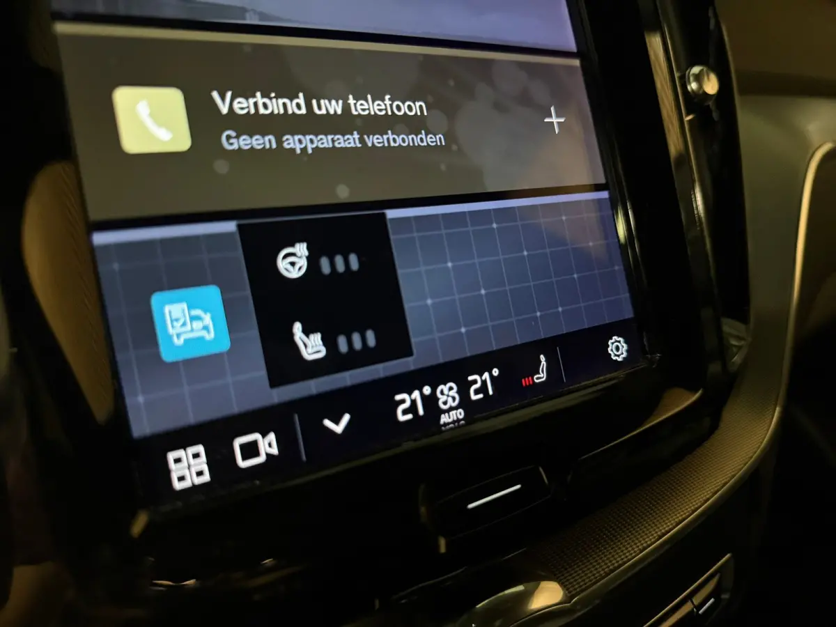 T6 AWD Recharge Plus Dark Long Range | Trekhaak | Harman Kardon | Adaptieve Cruise Control | Stoelverwarming voor+achter | Stuurwielverwarming | Parkeercamera | Full LED Meesturende koplampe