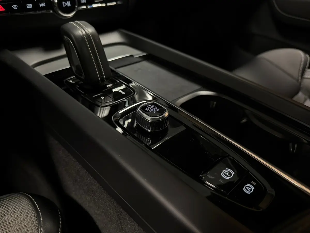 T6 AWD Recharge Plus Dark Long Range | Trekhaak | Harman Kardon | Adaptieve Cruise Control | Stoelverwarming voor+achter | Stuurwielverwarming | Parkeercamera | Full LED Meesturende koplampe