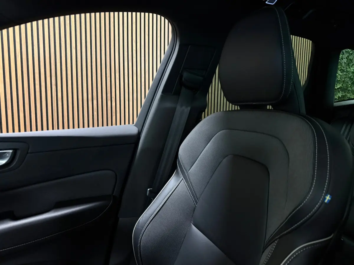 T6 AWD Recharge Plus Dark Long Range | Trekhaak | Harman Kardon | Adaptieve Cruise Control | Stoelverwarming voor+achter | Stuurwielverwarming | Parkeercamera | Full LED Meesturende koplampe