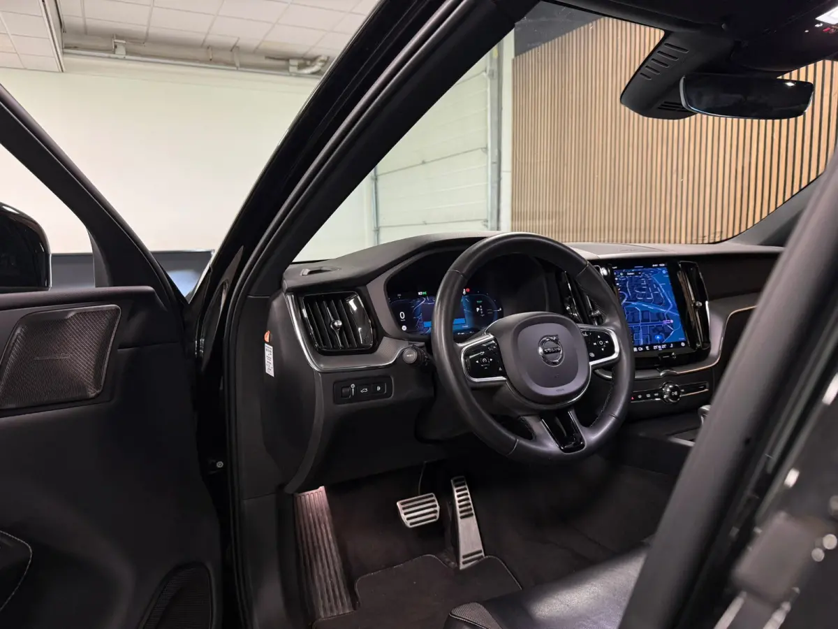 T6 AWD Recharge Plus Dark Long Range | Trekhaak | Harman Kardon | Adaptieve Cruise Control | Stoelverwarming voor+achter | Stuurwielverwarming | Parkeercamera | Full LED Meesturende koplampe