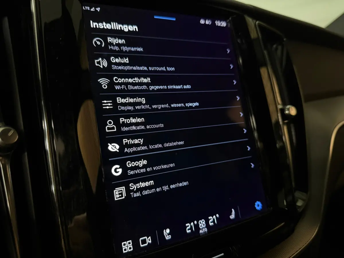 T6 AWD Recharge Plus Dark Long Range | Trekhaak | Harman Kardon | Adaptieve Cruise Control | Stoelverwarming voor+achter | Stuurwielverwarming | Parkeercamera | Full LED Meesturende koplampe