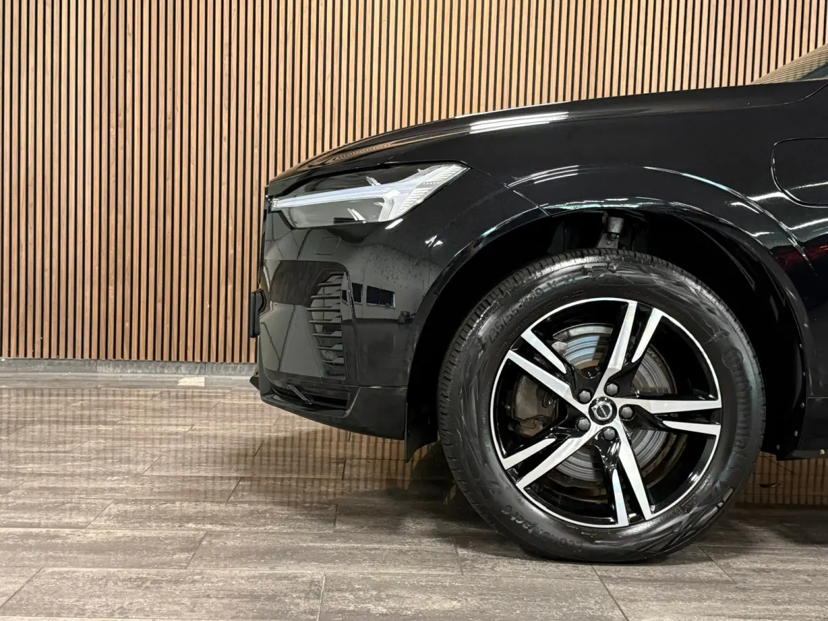 T6 AWD Recharge Plus Dark Long Range | Trekhaak | Harman Kardon | Adaptieve Cruise Control | Stoelverwarming voor+achter | Stuurwielverwarming | Parkeercamera | Full LED Meesturende koplampe