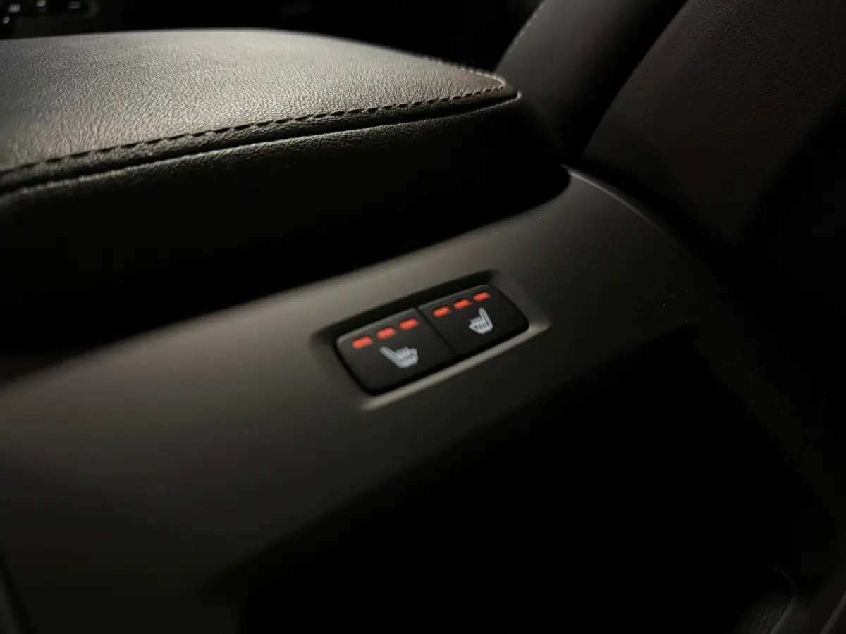 T6 AWD Recharge Plus Dark Long Range | Trekhaak | Harman Kardon | Adaptieve Cruise Control | Stoelverwarming voor+achter | Stuurwielverwarming | Parkeercamera | Full LED Meesturende koplampe