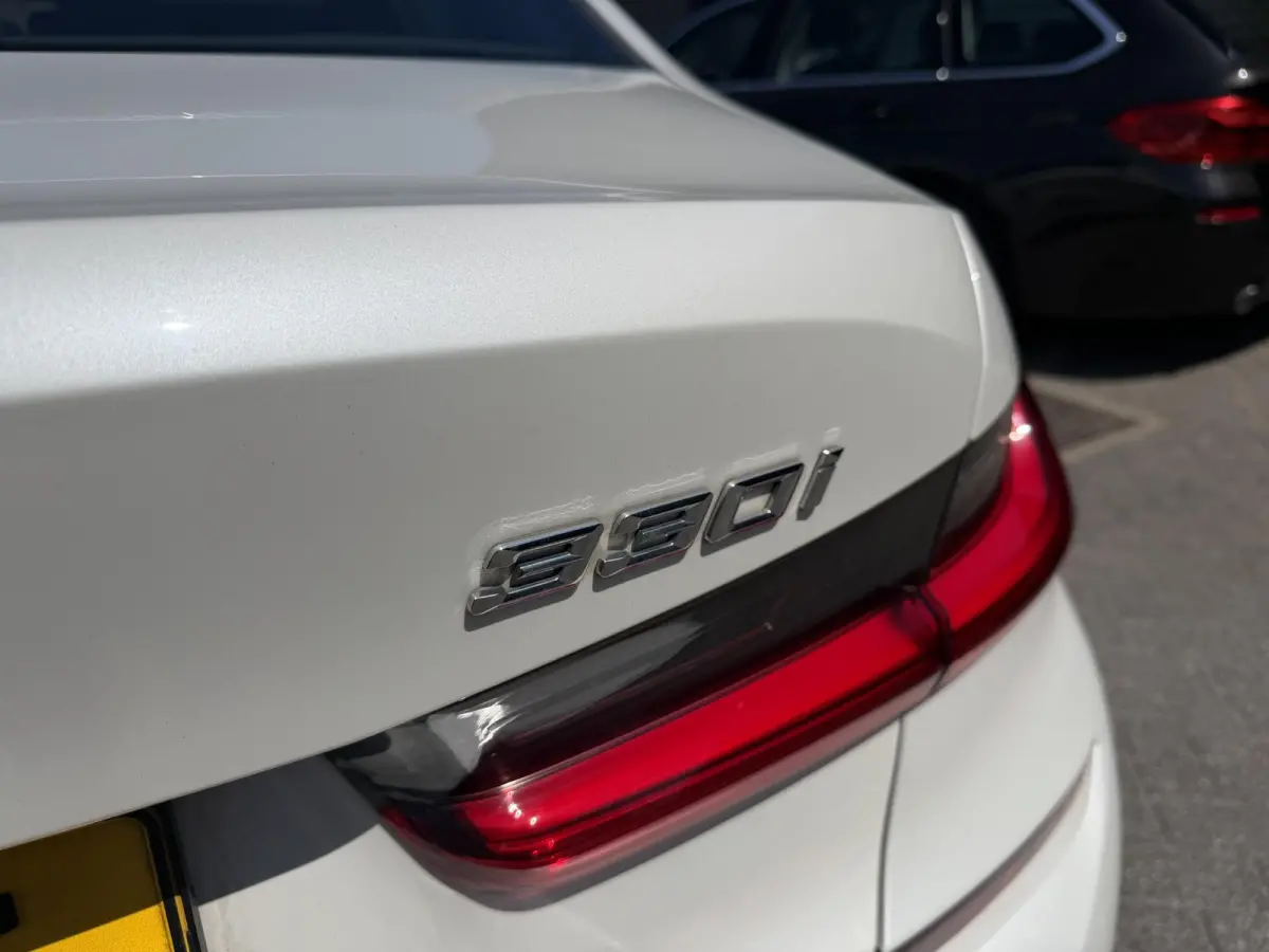330i High Executive M-Sport | Navigatie | Climate Control | Stoelverwarming | Parkeersensoren |