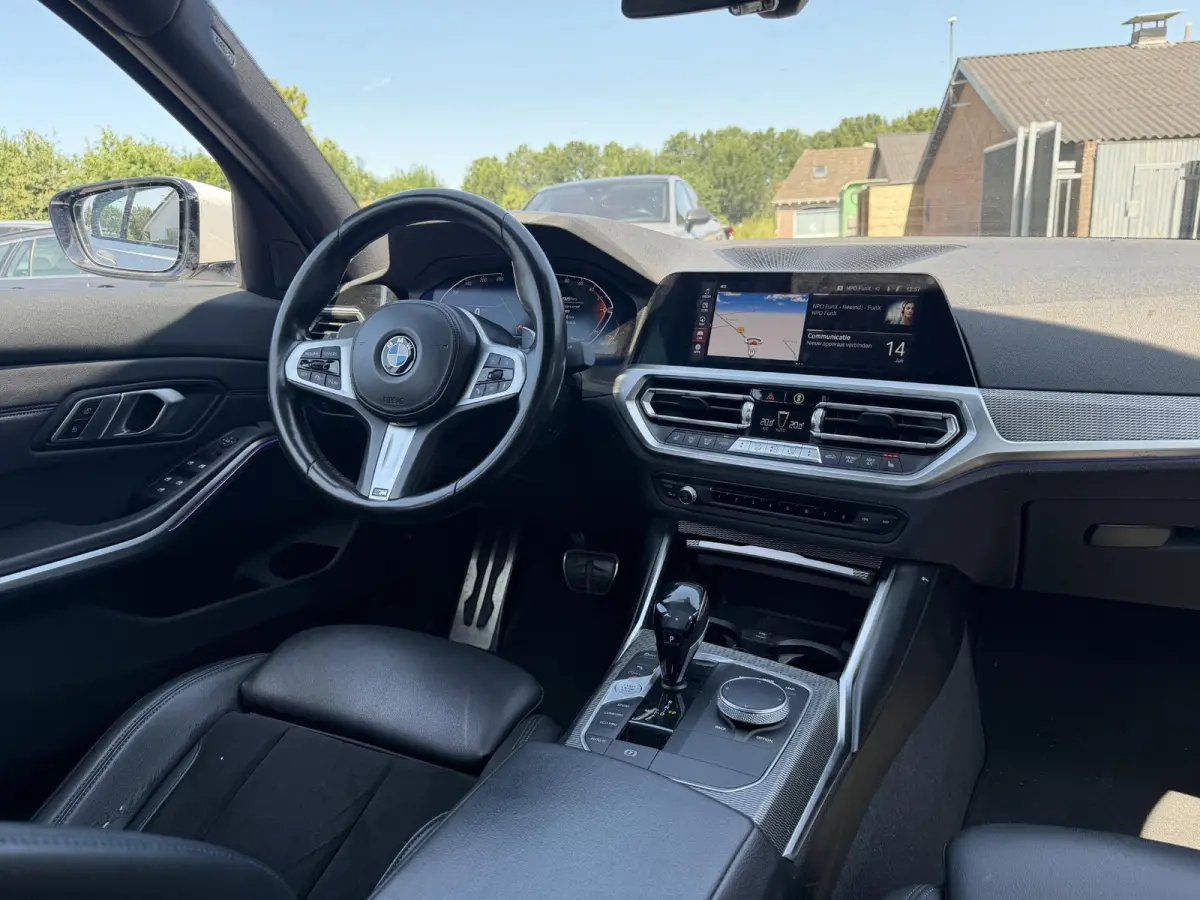 330i High Executive M-Sport | Navigatie | Climate Control | Stoelverwarming | Parkeersensoren |