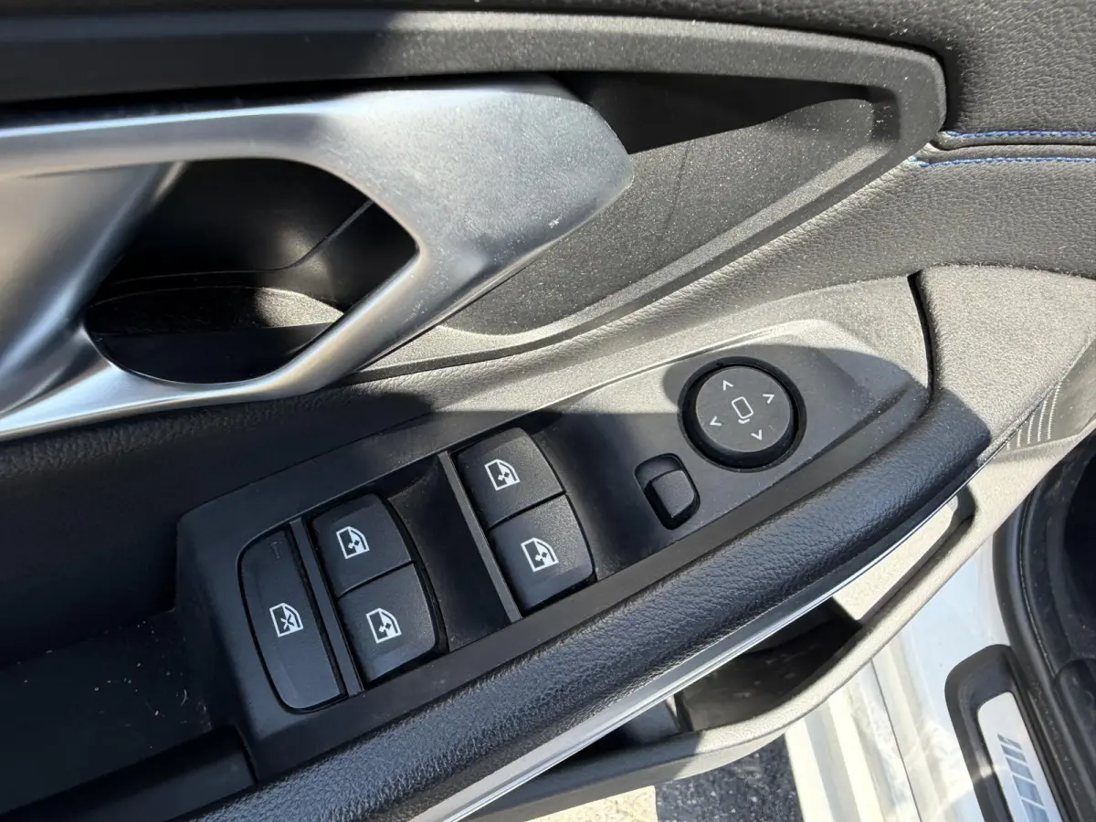 330i High Executive M-Sport | Navigatie | Climate Control | Stoelverwarming | Parkeersensoren |