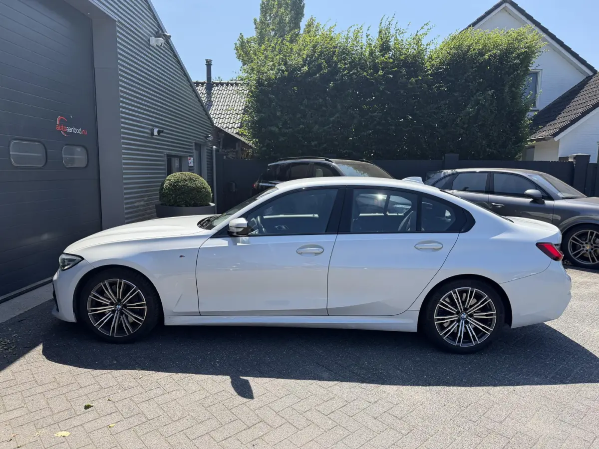 330i High Executive M-Sport | Navigatie | Climate Control | Stoelverwarming | Parkeersensoren |
