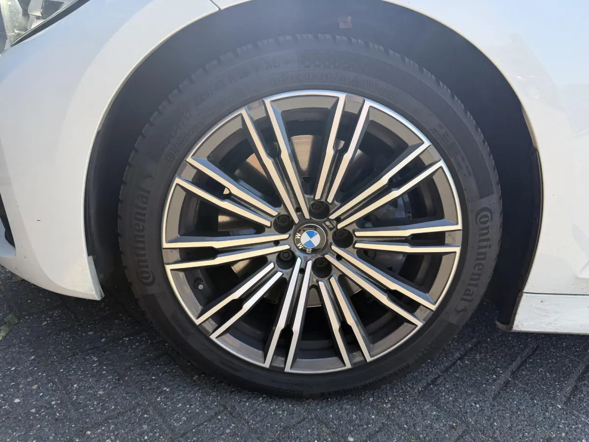 330i High Executive M-Sport | Navigatie | Climate Control | Stoelverwarming | Parkeersensoren |