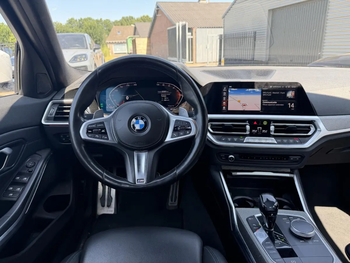 330i High Executive M-Sport | Navigatie | Climate Control | Stoelverwarming | Parkeersensoren |