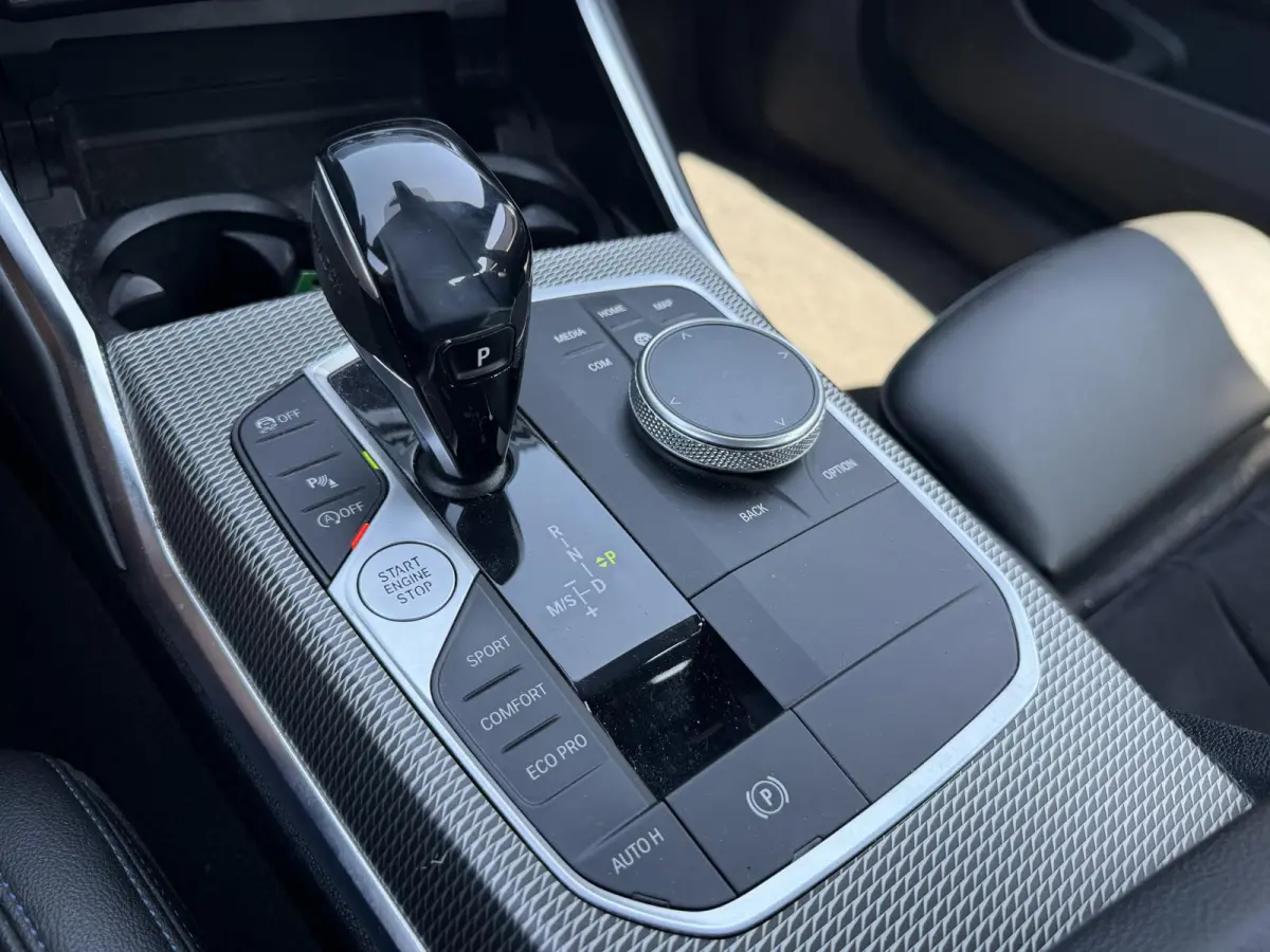 330i High Executive M-Sport | Navigatie | Climate Control | Stoelverwarming | Parkeersensoren |